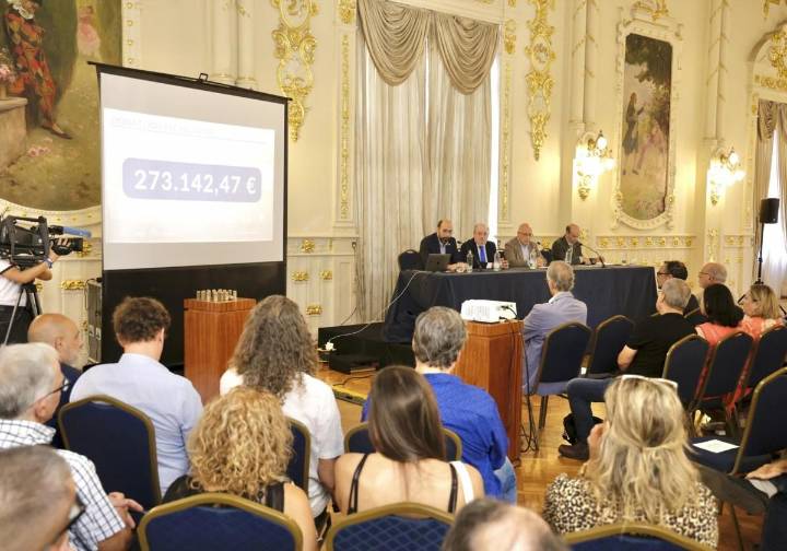 El belén de arena de Las Canteras da premio por Navidad