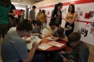 Estudiantes de Brasil visitan la muestra de El Territorio: 100 años, miles de voces