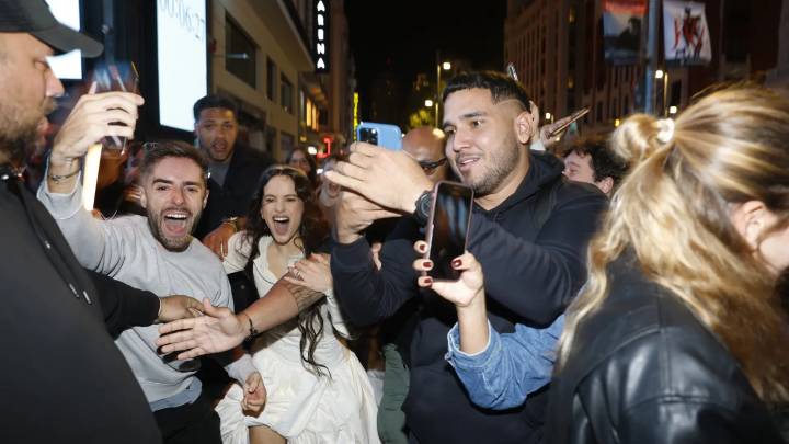 Rosalía la lía en Callao: proyecta la portada de su nuevo disco, ‘Lux’, y desaparece entre sus fans