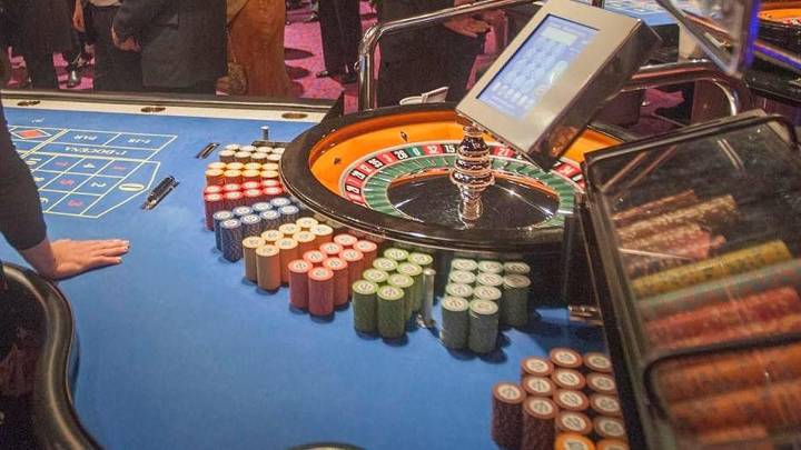 Los Pelayo de Lanzarote: miembros de una familia estafan 70.000 euros en un casino de Lanzarote y les sale 'negro'... detenidos