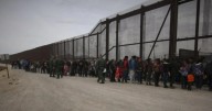 Cruces migratorios por la frontera sur de EE.UU. caen a su nivel más bajo en 50 años