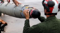 Estados Unidos intensifica ejercicios militares en el Caribe y revela imágenes cargando aviones F35 con misiles