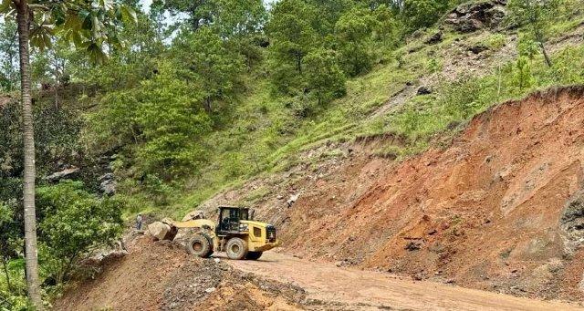 Reabren caminos afectados por derrumbes en la Sierra Sur, Mixteca y Costa