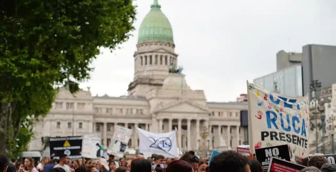 Marcha de jubilados en el Congreso: tensión y choques por el protocolo antipiquetes