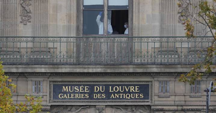 Un audaz robo de joyas invaluables en el Louvre cierra el museo más visitado del mundo
