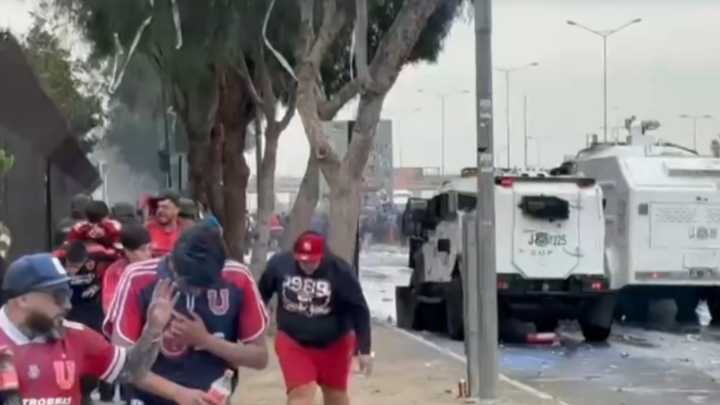 Salida de la U rumbo al estadio para enfrentar a Lanús terminó en desórdenes