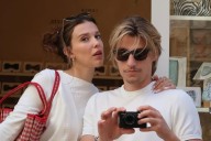 En familia. La tierna imagen de Millie Bobby Brown y su esposo, Jake Bongiovi, junto a su pequeña hija