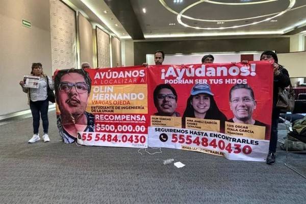 Protestan por desaparecidos en evento de reforma electoral