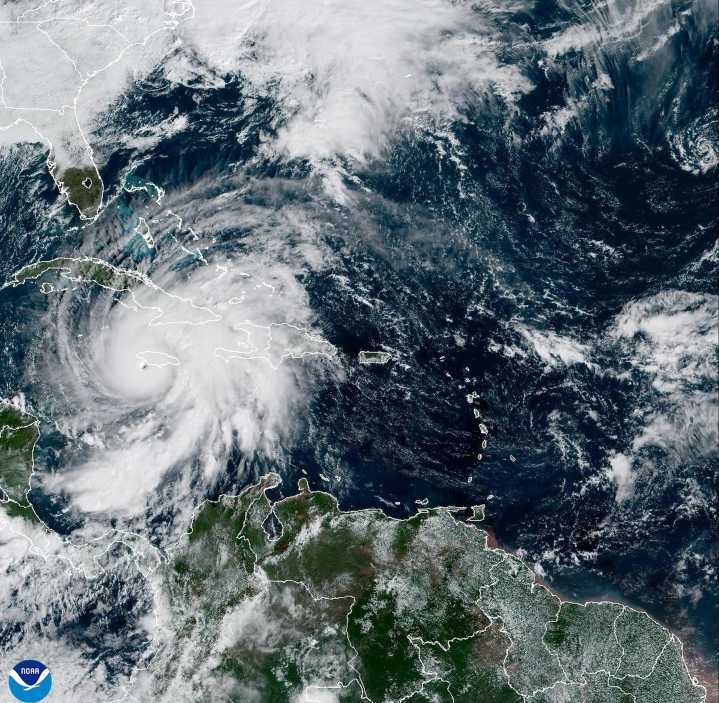 El potente huracán Melissa toca tierra en Jamaica con categoría 5