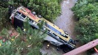 Tragedia en Misiones: un colectivo chocó a un auto, cayó a un arroyo y dejó al menos 2 muertos y 25 heridos