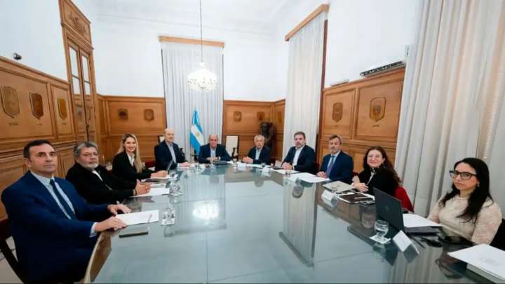 Gobierno, CGT y empresarios se sentaron a negociar la reforma laboral: qué modifica