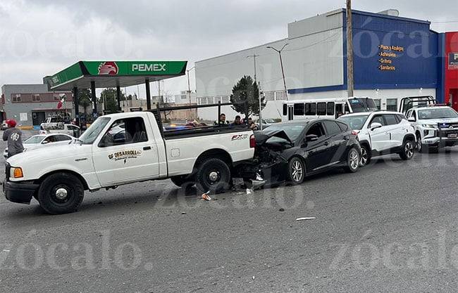 Falta de precaución al volante ocasiona aparatoso choque múltiple en Antonio Cárdenas