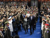 Maduro recibe doctorado militar mientras aumenta tensión con EU