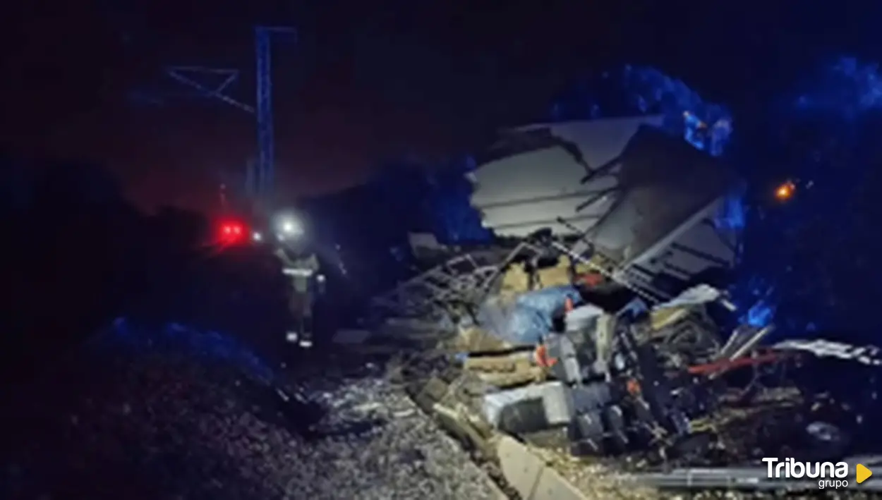 Muere un camionero al ser embestido por un tren tras volcar sobre la vía férrea en Carrascal de Barregas