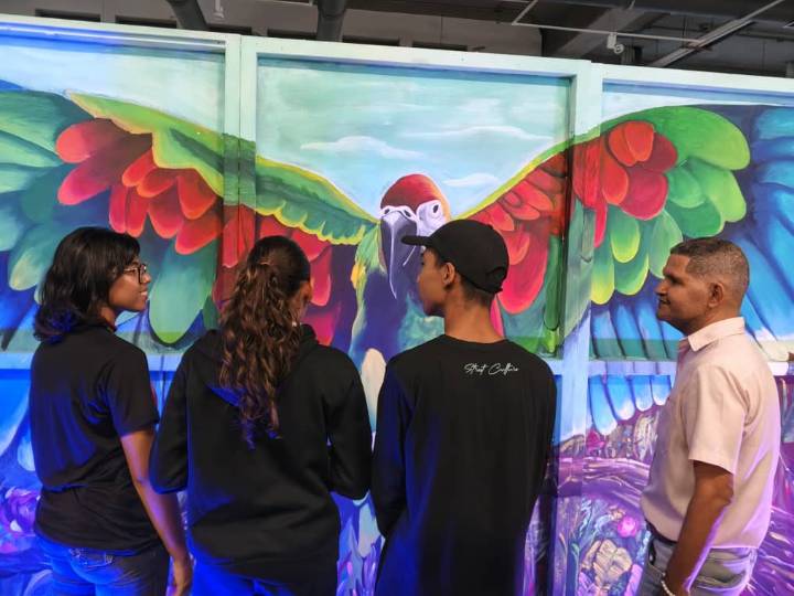 Icum inaugura mural en honor al Guacamayo Bandera en el Museo Mateo Manaure
