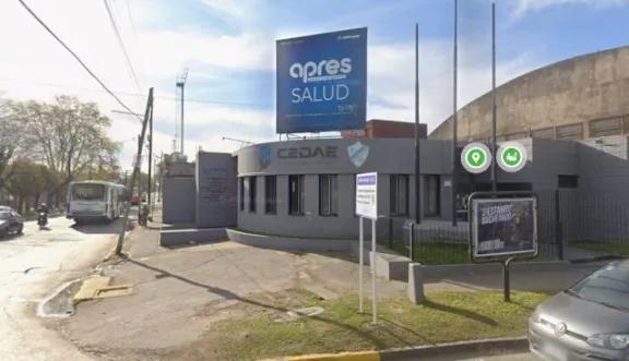 Un niño de 8 años sufrió muerte cerebral tras caerle un arco en una cancha deportiva