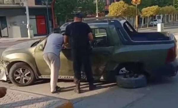 Fuerte choque con hombre atrapado en un vehículo en 9 de Julio y Ameghino