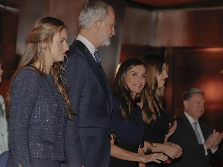 Familia sincronizada: la reina Letizia, con un sorprendente top, y la princesa Leonor se copian el look en el concierto inaugural de los Premios Princesa de Asturias