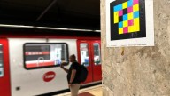 Los usuarios aprueban la tecnología de TMB para pasajeros con discapacidad visual pero avisan de que los retos físicos continúan