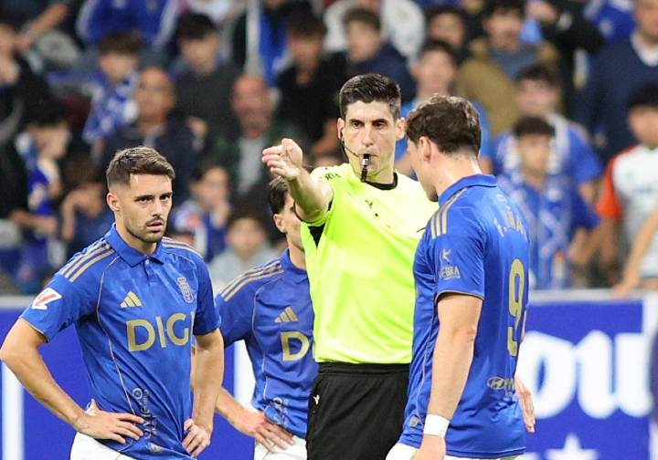 El VAR vuelve a indignar al oviedismo por una decisión compleja de entender