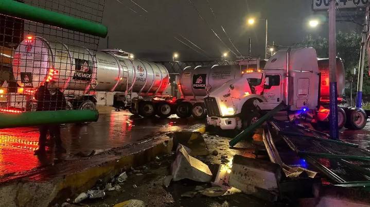 Pipa de PEMEX choca en Avenida 551, San Juan de Aragón