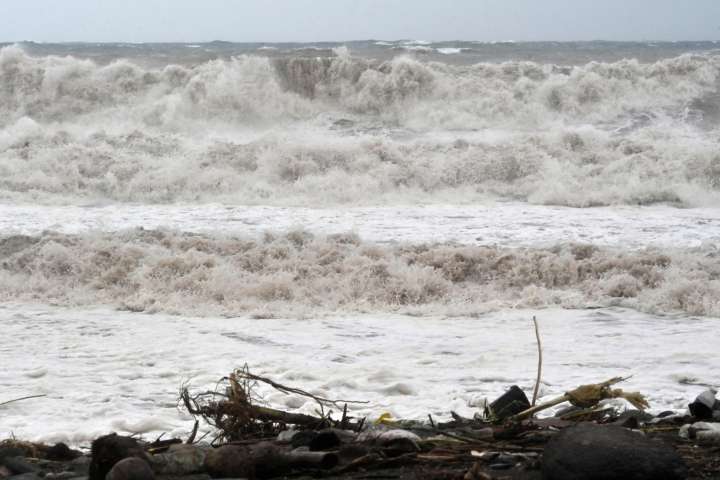 El huracán Melissa disminuye a categoría 4 a su paso por Jamaica