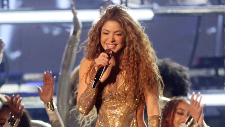 Shakira causa revuelo tras presunto beso en pleno concierto