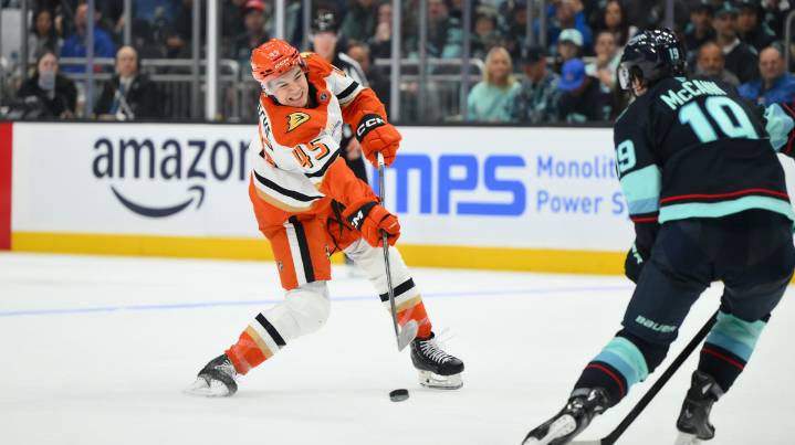 Ducks’ rookie Beckett Sennecke responds to mom’s emotional reaction to 1st NHL goal