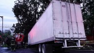 Conductor de tractocamión se sale del camino y termina impactado contra un árbol en Cuitláhuac