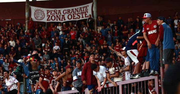 “¡El que no salta es traidor!”: el duro recibimiento de la hinchada de Lanús a los jugadores de la U