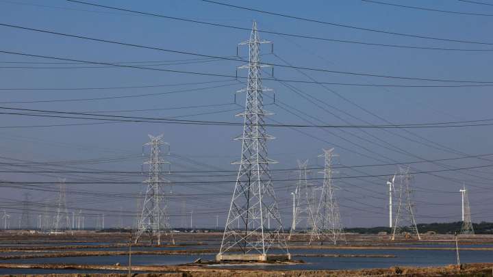 Govt preps debt recast plan for discoms, eyes disinvestments