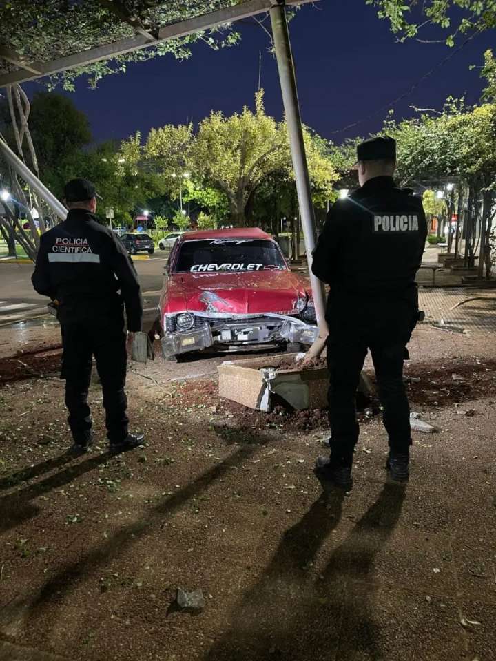 San Vicente: abandonó su Chevy tras despistar en la plaza municipal