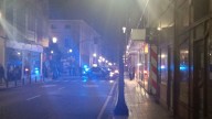 Grave accidente de madrugada en Gijón con un motorista herido: "El casco le salió despedido"