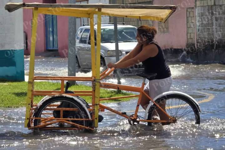 Lluvia en Ciudad del Carmen supera capacidad de desfogue: Protección Civil alerta por frentes fríos y más aguaceros