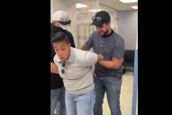 La concejala Jessie Fuentes es esposada por agentes federales mientras defendía los derechos de un detenido en Chicago