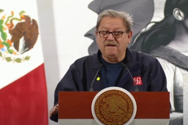 Descartan remoción de Taibo II por polémica de libros