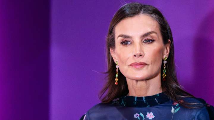La reina Letizia luce el mono que enmarca la cintura, una apuesta segura para estilizar la silueta a los 50