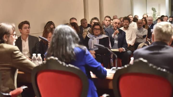 Huesca exhibe unidad para exigir un tren de Cercanías "aunque no sea rentable"