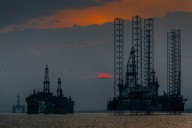 Llevamos décadas hablando del "fin del petróleo": en 2026 habrá tanto que no tendremos literalmente dónde meterlo