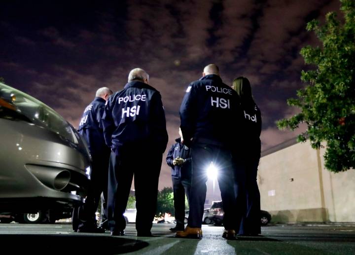 Agentes de ICE tirotean a un sospechoso y a un agente del Servicio de Alguaciles en Los Ángeles