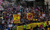 Estadounidenses denuncian abusos y corrupción de Trump
