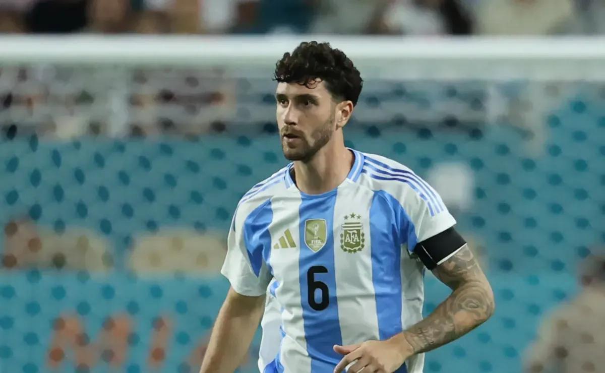 Why is Argentina wearing a black armband in the friendly match vs Venezuela?