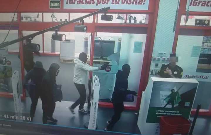Hallan en Yuncler los coches de los atracadores del MediaMarkt
