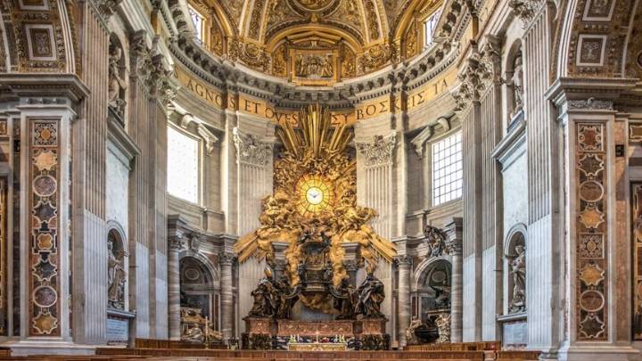 Escándalo en el Vaticano: Un hombre «orinó» sobre el altar de la Basílica de San Pedro y esto fue lo que ordenó León XIV