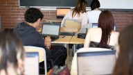 Los adolescentes de Barcelona fuman y beben menos, pero tienen un grave problema: su desesperanza crece
