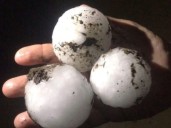 Granizo como pelotas de tenis, techos volados y barrios anegados: los daños que dejó el temporal y qué provincias siguen en alerta