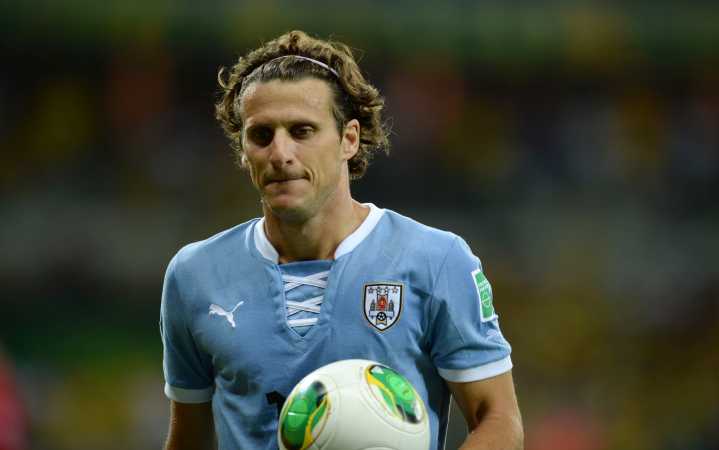 Diego Forlán sufre fuerte lesión en liga amateur y es hospitalizado