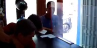 Video: atacaron brutalmente a golpes y sillazos para robarle la moto a un hombre en Córdoba