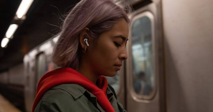 Transport minister issues statement on use of headphones while driving and cycling
