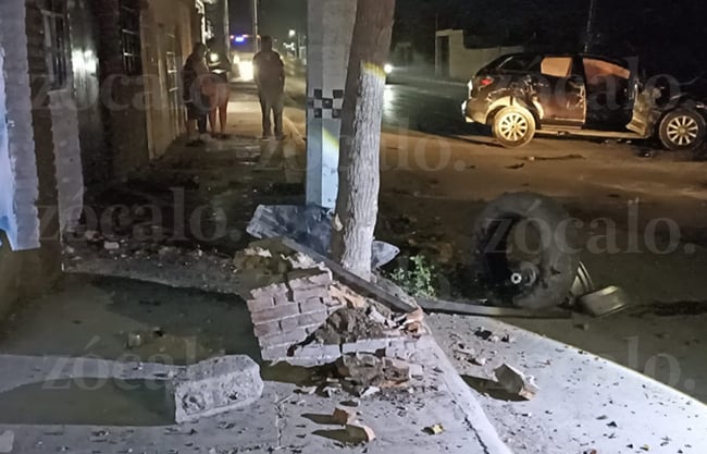 Conductor provoca volcadura en la colonia Evaristo Pérez Arreola y huye del lugar